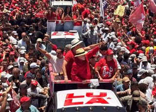 Lula acusa Flávio Bolsonaro de ameaçar programas sociais e critica aproximação com os EUA