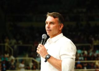 Flávio Bolsonaro pede investigação sobre xingamentos a bolsonaristas em canal oficial da Casa Civil