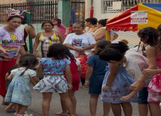Moradores promovem festa para centenas de crianças no bairro Alvorada 3, em Manaus. VEJA VÍDEOS E REPORTAGEM DO 'PORTAL DO ZACARIAS'' AO VIVO