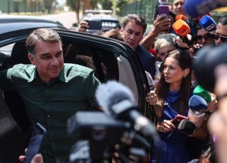 Flávio Bolsonaro conta que Jair ficou feliz com resultado do primeiro turno