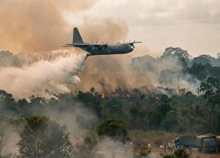 FAB envia aviões KC-390 para conter avanço das queimadas no Amazonas