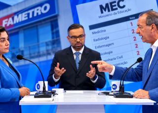 Omar Aziz confronta Maria do Carmo em debate e questiona notas de cursos da Fametro: 'É assim que vai cuidar da educação?'. VEJA VÍDEO