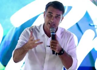 Flávio Bolsonaro debocha de acusações e diz que adversários o culpam até pela luz do Sol