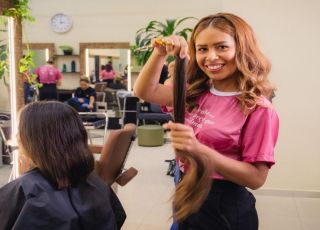 Campanha em Manaus troca doação de cabelo por esperança para mulheres que enfrentam o câncer