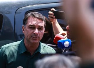 Aliados aconselham Flávio Bolsonaro a intensificar críticas a Moraes e Lulinha na campanha