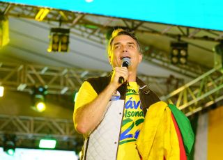 Flávio Bolsonaro sinaliza revisão do fim da escala 6×1 e gera dúvidas sobre direitos trabalhistas