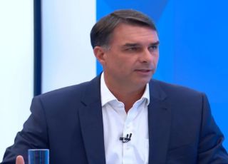 Flávio Bolsonaro usa relógio herdado do pai durante sabatina no Jornal Nacional