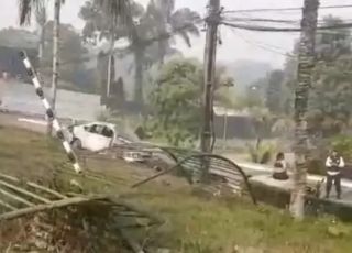 Corolla perde o controle, invade condomínio na Avenida do Turismo e deixa duas pessoas feridas em Manaus. VEJA VÍDEO
