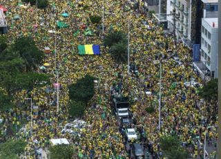 Flávio Bolsonaro participa de bloco no trio elétrico em Vitória (ES)