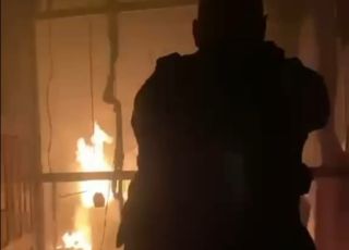 Em meio ao fogo, policiais arriscam a vida para salvar mulher desacordada em casa, no município de Lábrea, interior do Amazonas. VEJA VÍDEO
