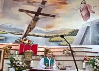 Padre morre após ser atingido por cruz de madeira durante missa no Equador. VEJA VÍDEO