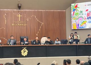 Sínésio Campos homenageia artistas do Beiradão em sessão especial na Aleam