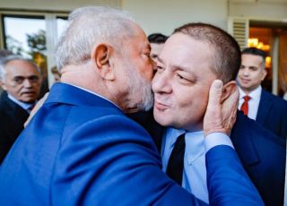 Lula informa ao TSE que filho aceita abrir sigilos em ação envolvendo Flávio Bolsonaro