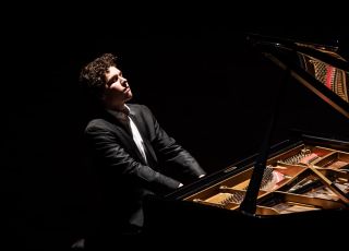 Amazonas Filarmônica recebe nesta quinta-feira (22) o pianista vencedor do Concurso Rainha Elisabeth da Bélgica no Teatro Amazonas