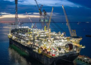 Nova plataforma gigante da Petrobras deixa Singapura e segue para o Brasil