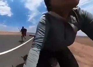Vídeo mostra ciclista sendo perseguida por homem em estrada isolada no Quênia. VEJA 