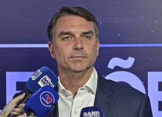 TSE nega pedido de Flávio Bolsonaro para suspender mensagens do governo federal