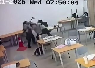 IMAGENS FORTES!  Adolescente ataca professora e alunos com machado em escola na Malásia. VEJA VÍDEO