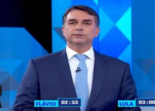 Flávio Bolsonaro promete aumento real do salário mínimo e critica endividamento no Brasil