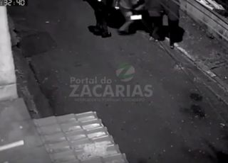 Grupo armado retira homem de porta-malas e abandona corpo em via pública.VEJA VÍDEO