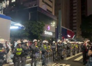 Apoiadores de Lula e Flávio Bolsonaro se reúnem na Avenida Paulista sob monitoramento da PM