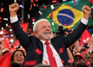 Lula é reeleito presidente do Brasil após virada sobre Flávio Bolsonaro