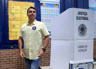 Após derrota para Lula, Flávio Bolsonaro se reúne com advogados e aliados