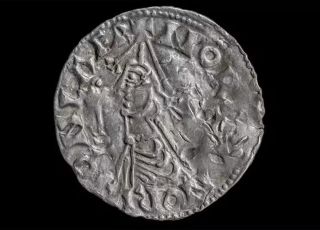 Moeda raríssima da Era Viking é encontrada por arqueóloga na Noruega
