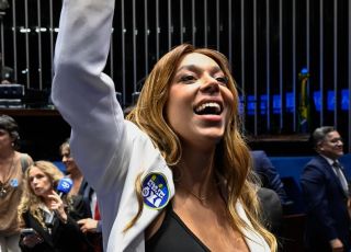 Erika Hilton pede a Moraes apreensão do passaporte de Flávio Bolsonaro após derrota eleitoral