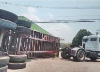 Dois motociclistas e motorista de aplicativo escapam de morrer esmagados após contêiner tombar em avenida na Zona Sul de Manaus. VEJA VÍDEO