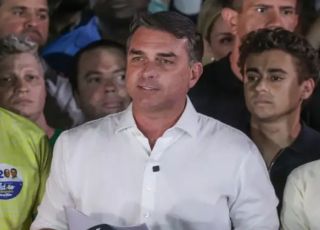 Flávio Bolsonaro contesta vitória de Lula e se declara presidente eleito após chegar aos EUA