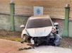 Carro em 'disparada' fica descontrolado, derruba poste e casal fica gravemente ferido na estrada da Ponta Negra, Zona Oeste de Manaus