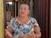 BIZARRO! Mulher de 67 anos vende fofocas dos vizinhos e diz ter comprado duas casas com o dinheiro