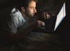 Horas diante do computador podem provocar dores e sobrecarregar os ombros